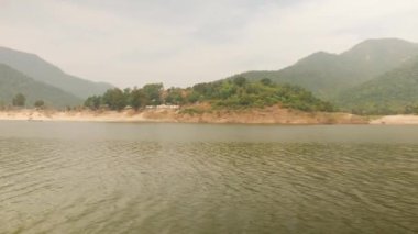 Gökyüzünün uzak bir videosu, sisli dağlar deniz kıyıları ve yeşil bir deniz.