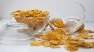 Yavaş çekim uçan patates cipsi