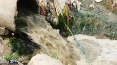 Büyük çöp yığını içinde su var.