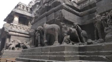 Ellora mağaralarının dışında farklı hayvan heykelleri var.