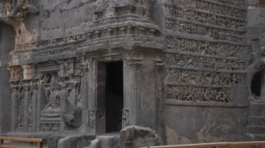 Ellora mağaralarının duvarlarında farklı semboller ve dizaynlar var.