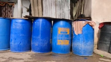 Varoşlarda yaşayan insanlar için mavi konteynırlarda saklanan içme suyu.