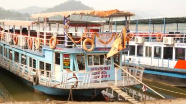 Deniz kıyısına park edilmiş iki güzel feribot.