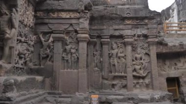 Ellora mağaraları üzerine dizayn edilmiş farklı tanrıların heykelleri.