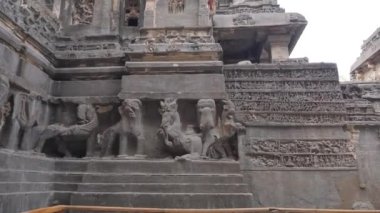 Ellora mağaralarının duvarında hayvan heykelleri ve sembolleri görünüyor.