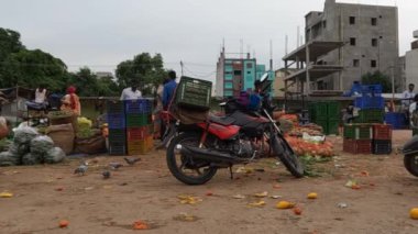 Yerel Sebze Pazarı 'ndan sebze satın alan insanların görünümü