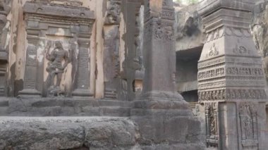 Ellora mağara duvarları üzerinde farklı heykel ve sembollerin görüntüsü