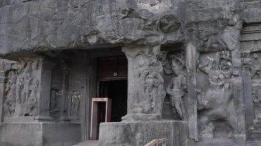 Ellora mağaralarının duvarlarından yapılmış farklı tanrıların heykelleri.