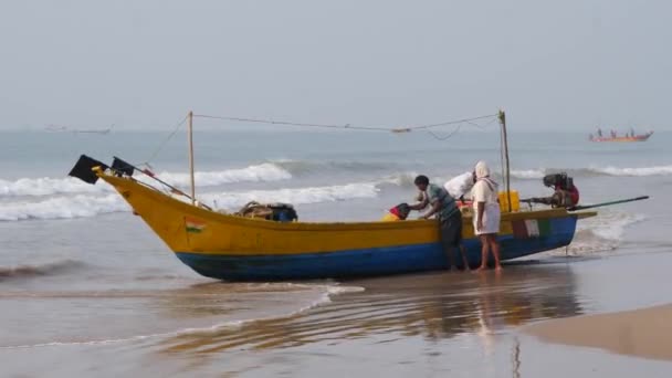 Barco Pescado Orilla Del Mar Cuatro Personas Clasificando Los Peces — Vídeo de stock