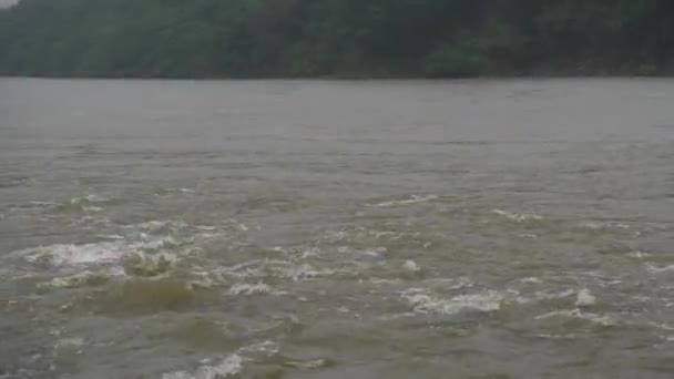Proudící Řeka Tvořící Malé Vlny Vynášející Pěny — Stock video
