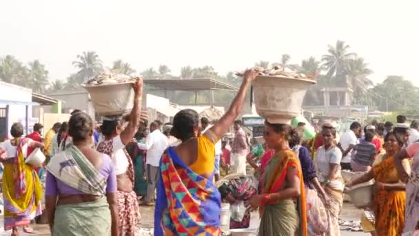 Люди Рыбном Рынке Две Женщины Несущие Кастрюлю Рыбной Начинкой Голове — стоковое видео