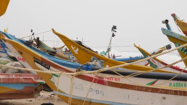 Σκάφη Σταθμευμένα Στην Ακτή Σχοινί Δεμένο Από Βάρκα Κάτι — Αρχείο Βίντεο