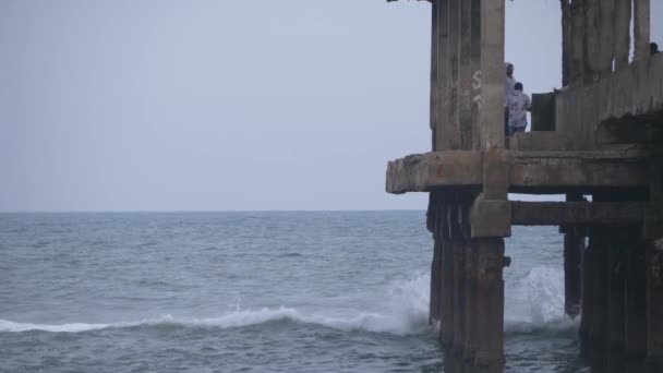 Orang Orang Berdiri Atas Struktur Pilar Tengah Pemandangan Laut — Stok Video