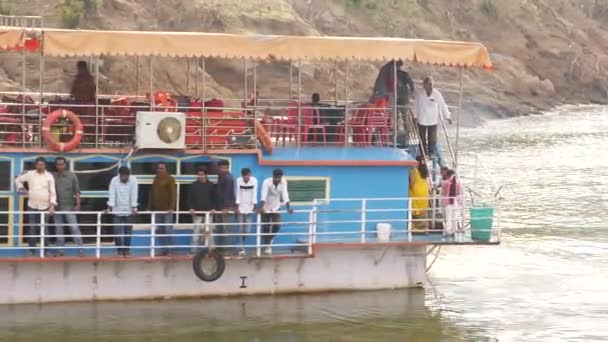 Parking Ferry Passagers Descente Les Hommes Sur Stand Guide — Video