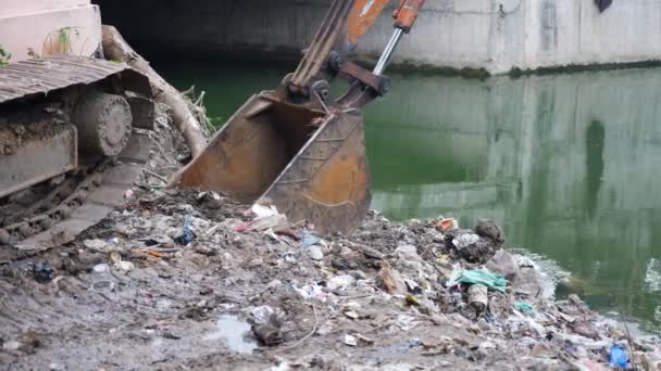Riesiger Müllhaufen Mit Wasser — Stockvideo