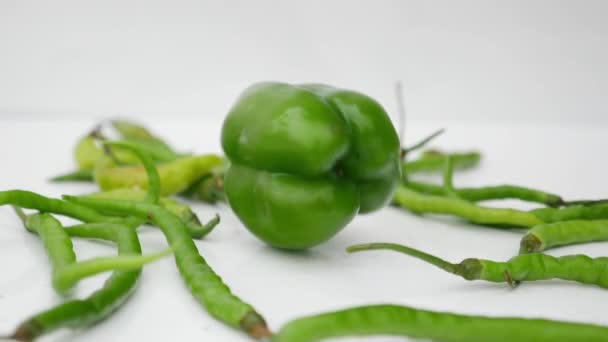 Padající Zelená Chilli Capsicum Bílém Pozadí — Stock video