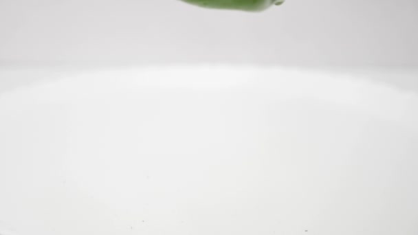 Capsicum Vert Tombant Dans Plaque Eau — Video