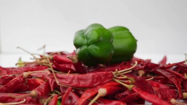 Πτώση Κόκκινο Chillies Και Capsicum Λευκό Φόντο — Αρχείο Βίντεο