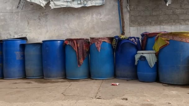 Dricksvatten Hölls Blå Behållare För Människor Som Bor Slummen — Stockvideo