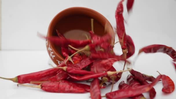 Fallende Rot Getrocknete Chilischoten Vor Weißem Hintergrund — Stockvideo