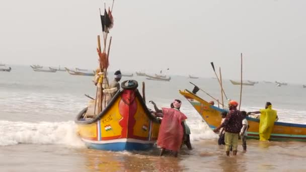 Hombres Tirando Dos Diferentes Barcos Mar Orilla Del Mar — Vídeo de stock