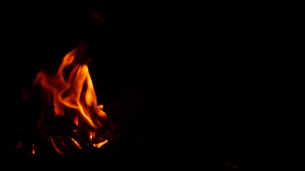 Blikající Oheň Žlutý Plamen Lehce Fouká Tmě — Stock video