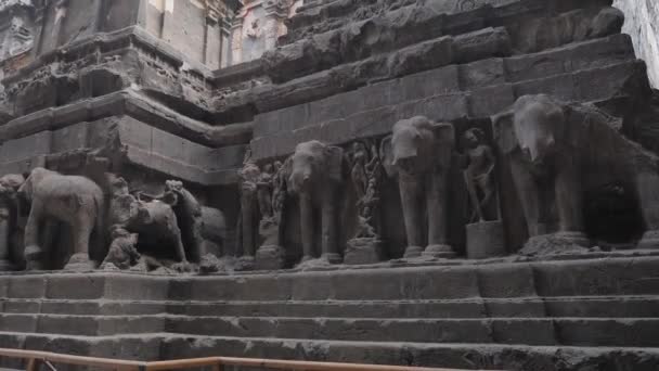 Tiro Elefantes Esculturas Fora Das Cavernas Ellora Acima Das Escadas — Vídeo de Stock