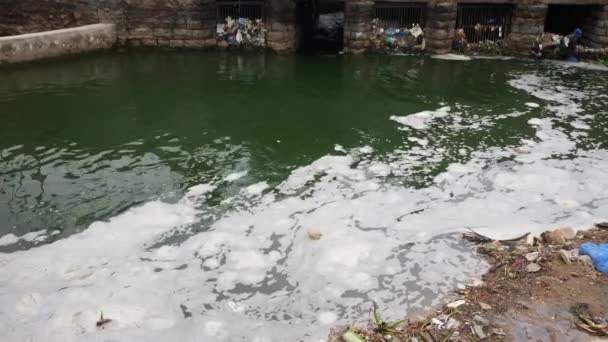 Smutsigt Vatten Släpps Floden — Stockvideo