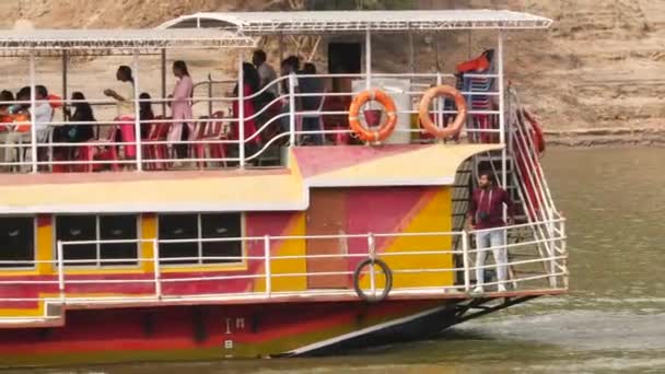 Cierre Clip Corto Lateral Ferry Movimiento Pasajeros Sentados Pocos Pie — Vídeo de stock
