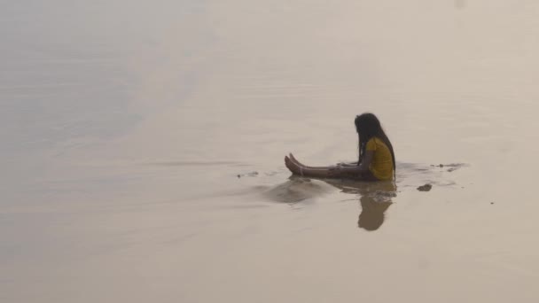 Pemandangan Seorang Wanita Menikmati Pantai Pasir Wanita Duduk Pantai Pasir — Stok Video