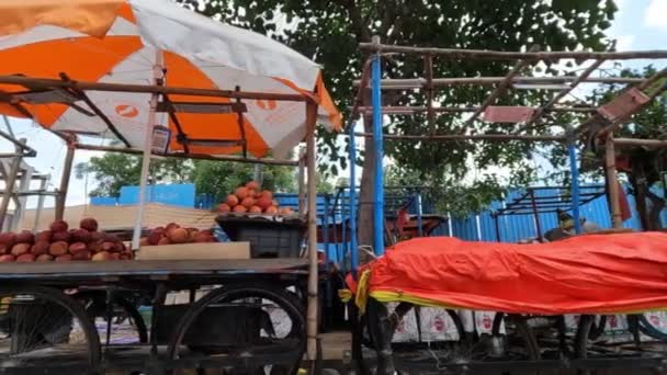 ターパリンで覆われた果物 市場の果物店 — ストック動画