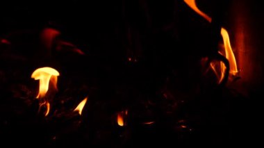 Ateş, koyu sarı alev etkisindeki maddeye yayılıyor.