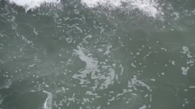 Deniz suyundaki beyaz köpüğün yakın görüntüsü, deniz suyu dalgası yakın çekim