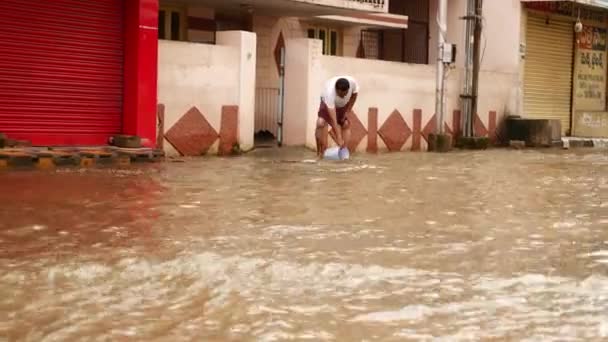폭우가 쏟아질 기간에 흙탕물이 흐르는 더러운 — 비디오