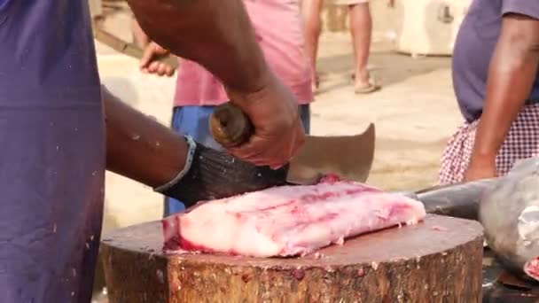 Mężczyzna Używający Dużego Cutlassa Krojenia Dużej Ryby Drewnianej Podstawce — Wideo stockowe