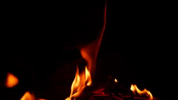 Feuer Brennt Kräftig Dunkler Hintergrund Gelb Orangefarbene Flamme — Stockvideo