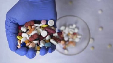 Düşen Farklı Tıbbi Haplar