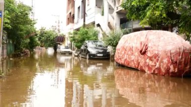 Hyderabad 'daki seller yüzünden köydeki evleri su bastı.