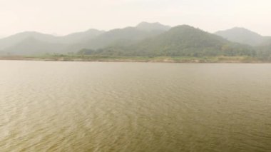 Dağların manzarası ve yumuşak bir dalga denizi.