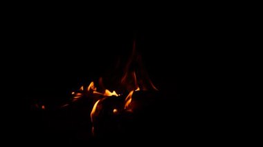 Koyu arkaplanda yavaşça yanan tam HD video