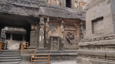 Verul, Maharashtra 'daki Ellora mağaralarında yürümek için merdivenler.