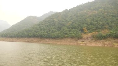 Sisli dağ gökyüzü deniz kıyısı ve yeşil deniz