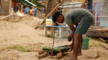 Ateş yakan genç bir adamın klibine yakın.