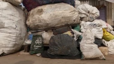 Dharavi Gecekondu Mahallesi, Mumbai, Hindistan 'da Sokak ve Evlerin Geniş Açı Görünümü