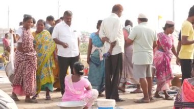 İnsanlar balık pazarında konuşuyor, 2 erkek pazarlık yapıyor ve balık almaya çalışıyor - Chirala Balık Pazarı, AP, Hindistan - Aralık 2022