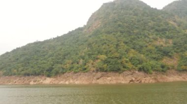 Yavaş çekim çalı tepe, gökyüzü ve yeşil deniz