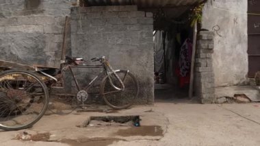 Dharavi Gecekondu Mahallesi, Mumbai, Hindistan 'da Sokak ve Evlerin Geniş Açı Görünümü