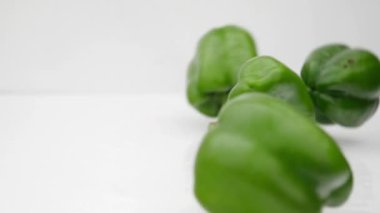Beyaz tabakta düşen yeşil Capsicum