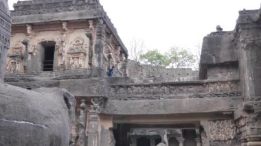Hindistan 'daki Ellora mağaralarının yatay görüntüsü. İnsanlar Ellora mağaralarını keşfediyor.