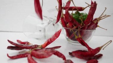 Düşen kırmızı kurutulmuş biber.